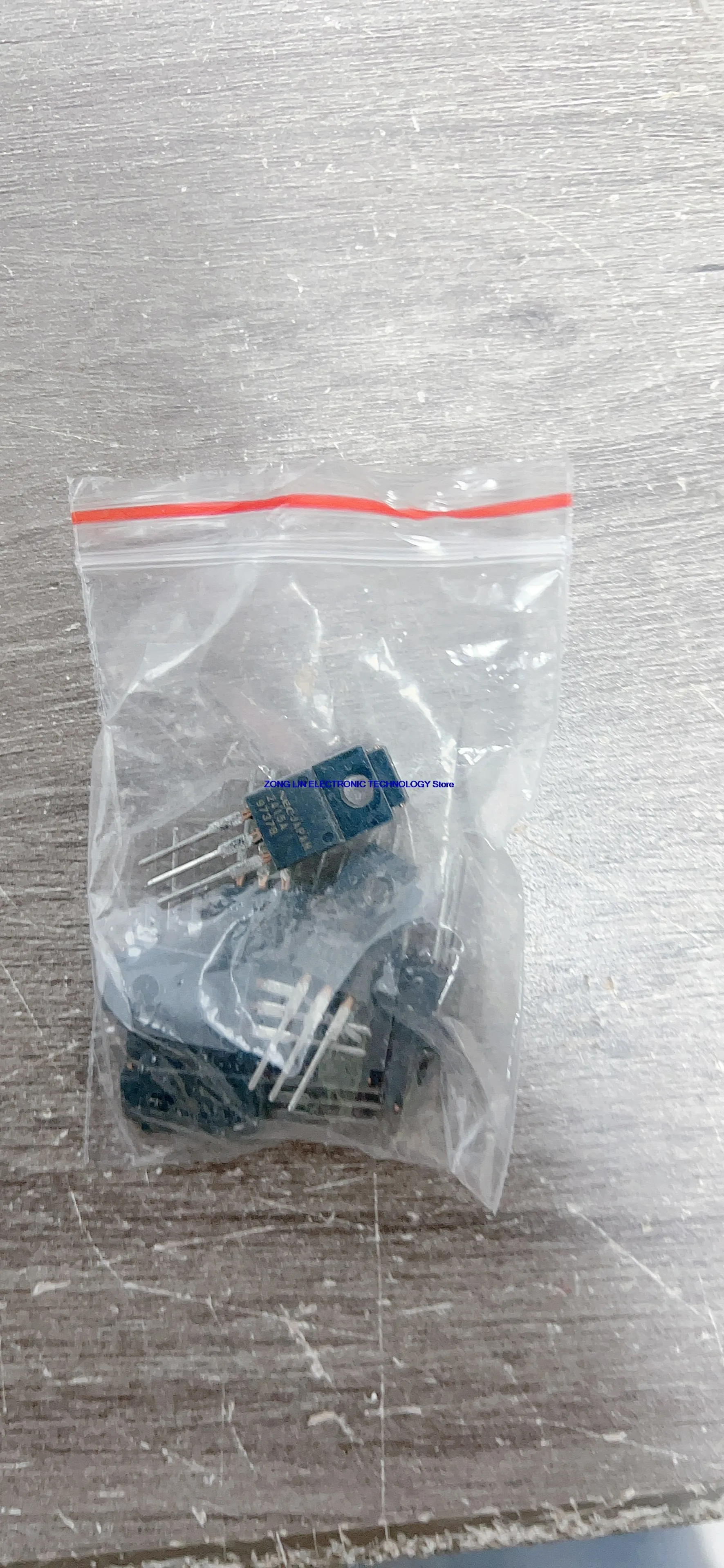 UPC2415A straight shot 2415A original  voltage stabilizing three terminal tube 15V TO-220F plastic sealed 24M15A    10PCS -1lot