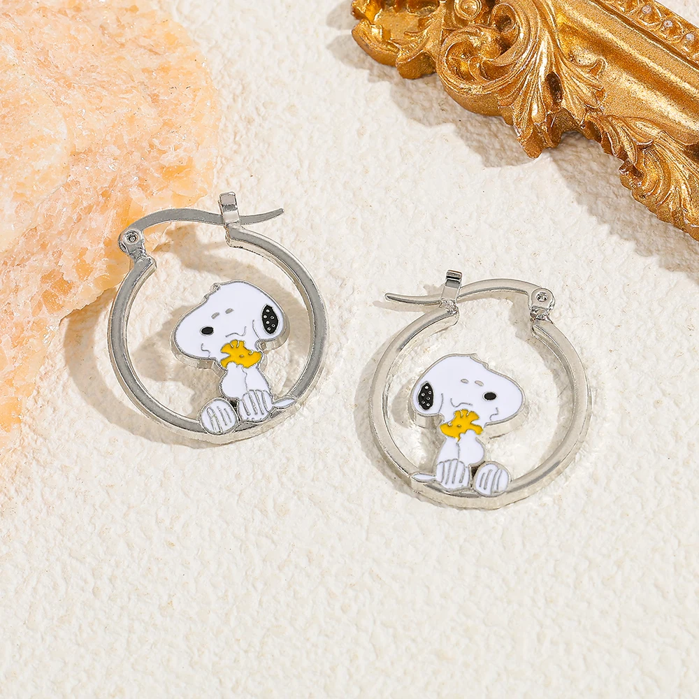 Niedliche Cartoon Snoopy Ausgehöhlte Ohrstecker Modeschmuck Accessoire Geschenk für Mädchen Nischendesign Ohrschmuck – Detail 3