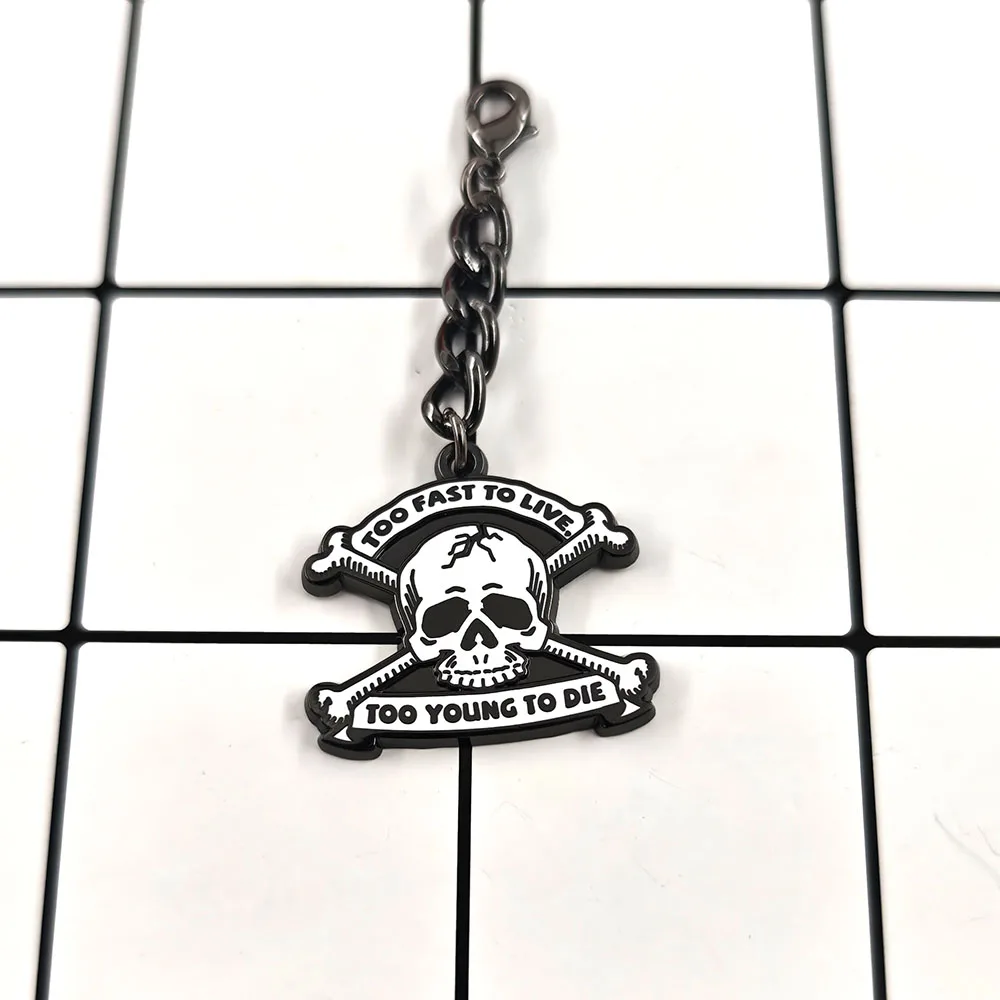Zu schnell, um zu leben, zu jung, um zu sterben Schlüsselanhänger Vintage Punk Rock Totenkopf Kreuzbeine Metall Schlüsselring Gothic Taschen- und Autoanhänger Geschenk – Detail 5