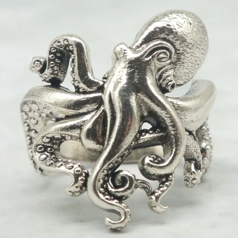 

Купи 3, получи 1 бесплатно: Мужские серебряные кольца SheCrown Gothic Pact — символизирующие теневую силу Кракена, тихую глубинную мощь и мудрость морских мотивов.