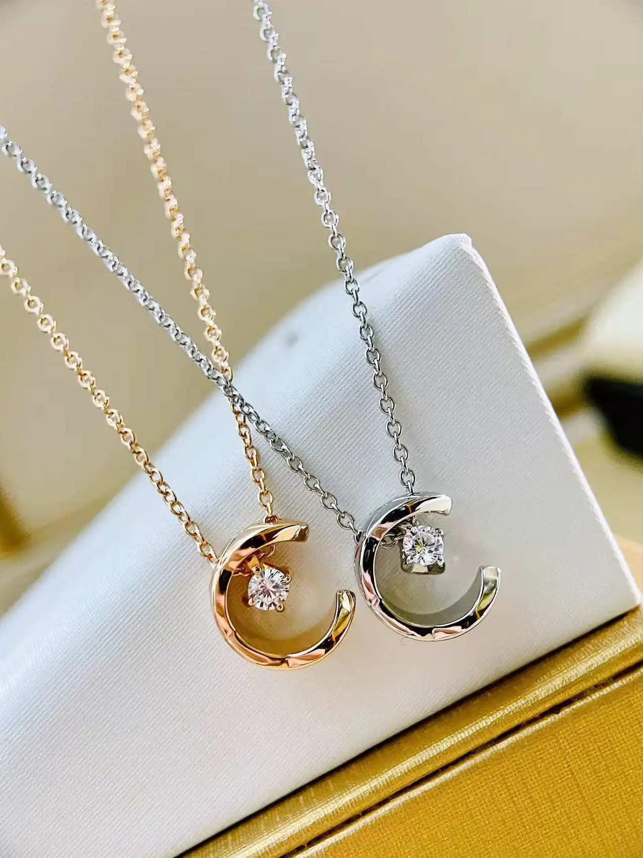 collana-da-donna-in-oro-rosa-con-motivo-a-mezzaluna-ghiaccio-e-rombo-stile-moderno-in-lega-con-ciondolo-in-gemma-artificiale-incastonata