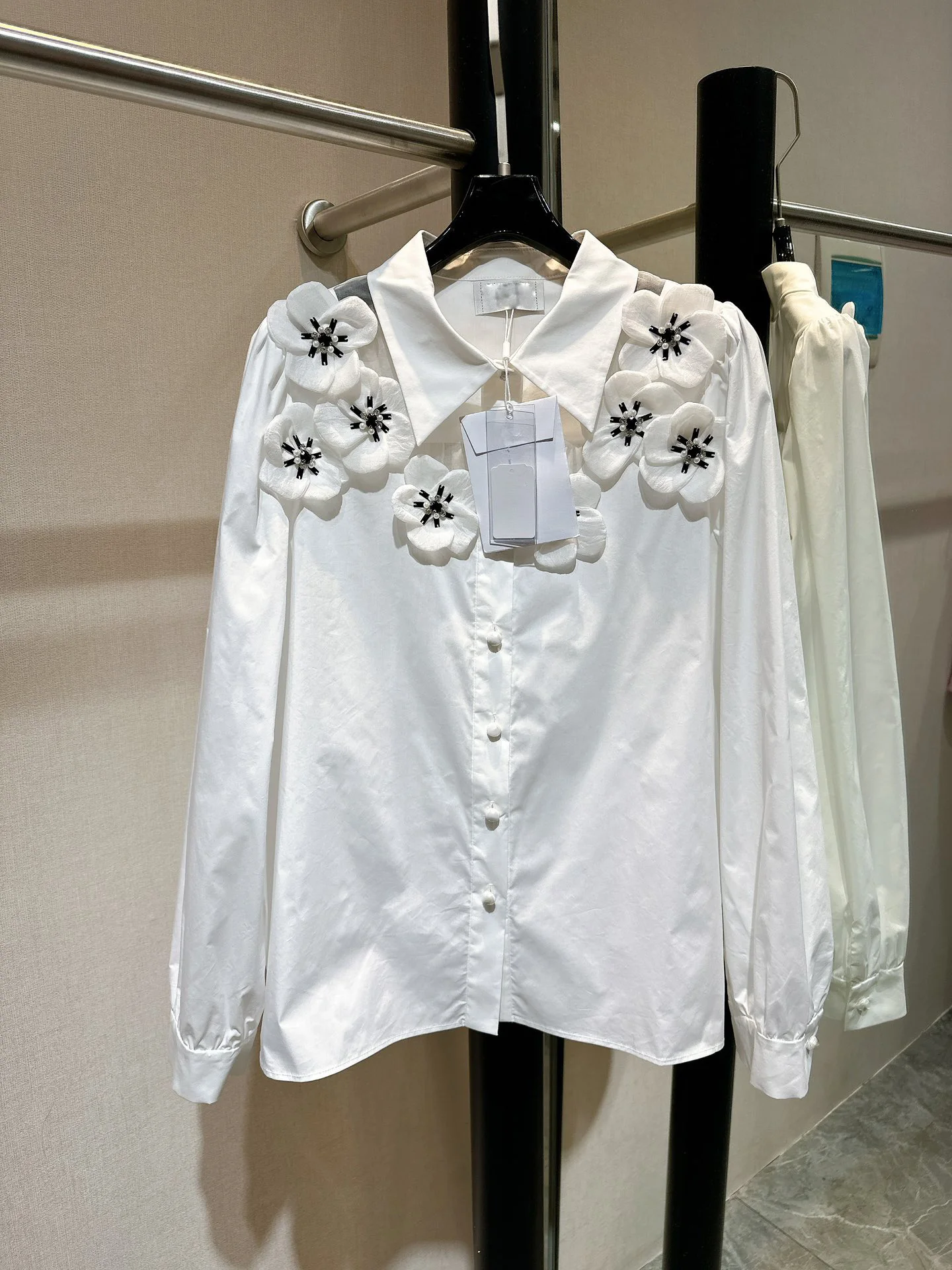 

Women's Clothing Beautiful floral shirt in early spring, made of silk organza and imported cotton