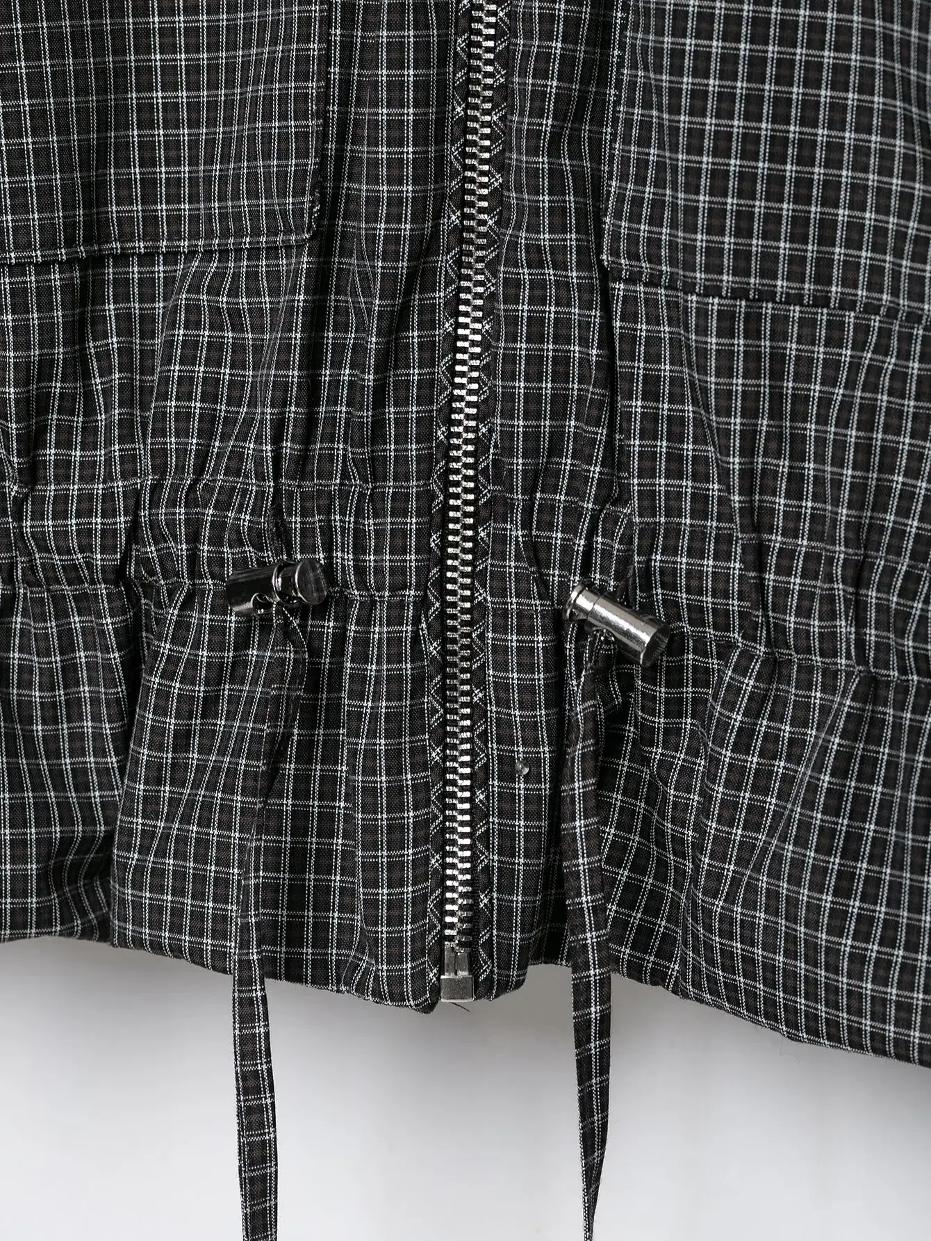 Damenjacke mit Karomuster, kurz geschnitten, modischer Stehkragen, Reißverschluss, Kordelzug am Saum, Taschen, Baumwollmantel, Herbst- und Winterjacke, Freizeitjacke. – Detail 8