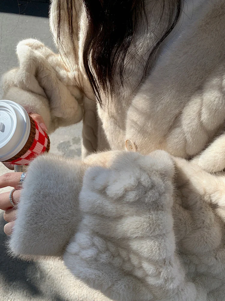 2024 Thicken Long Faux Fur Coat Ladies Faux Fur Coats Winter Oneness Paris fashion Mid-Length Warm Women Artificial minkt hair
