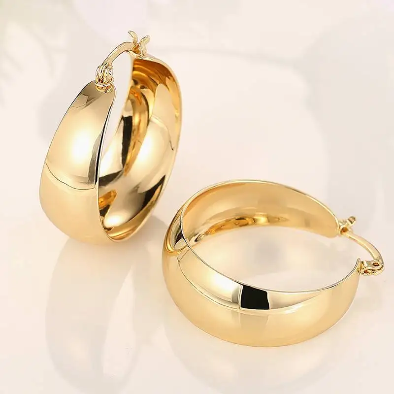 Huitan Charmante Damen-Creolen, goldfarben, Metall, luxuriöse Accessoires, modischer, anmutiger Schmuck für Hochzeit, Verlobung, Party
