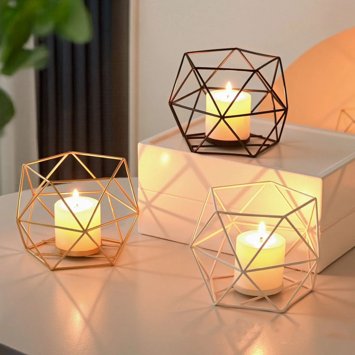 1 candelabro de hierro dorado nórdico, modelo creativo para el hogar, habitación, línea ahuecada, decoración de candelabro de ambiente romántico para el hogar