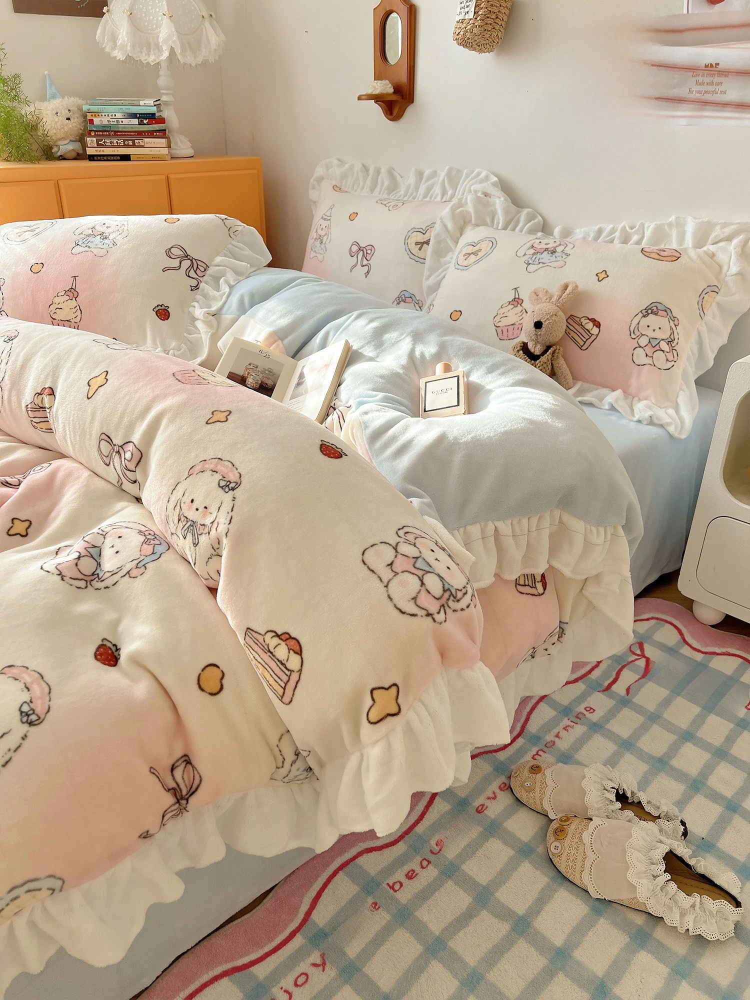 

Корейский комплект постельного белья из кораллового флиса, утолщенный, из четырех предметов, с кружевом, из молочного бархата, зимний, теплый, дышащий, универсальный