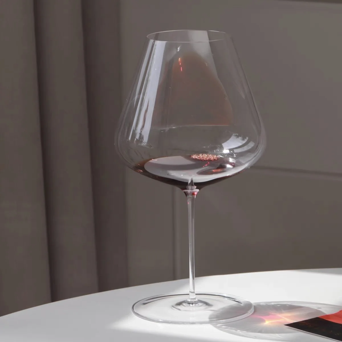Handmade Ultra-Thin Three-Carat Red Wine Glass Modern Integrally Formed Thin Rod Goblet for Restaurant Burgundy Wine Tasting