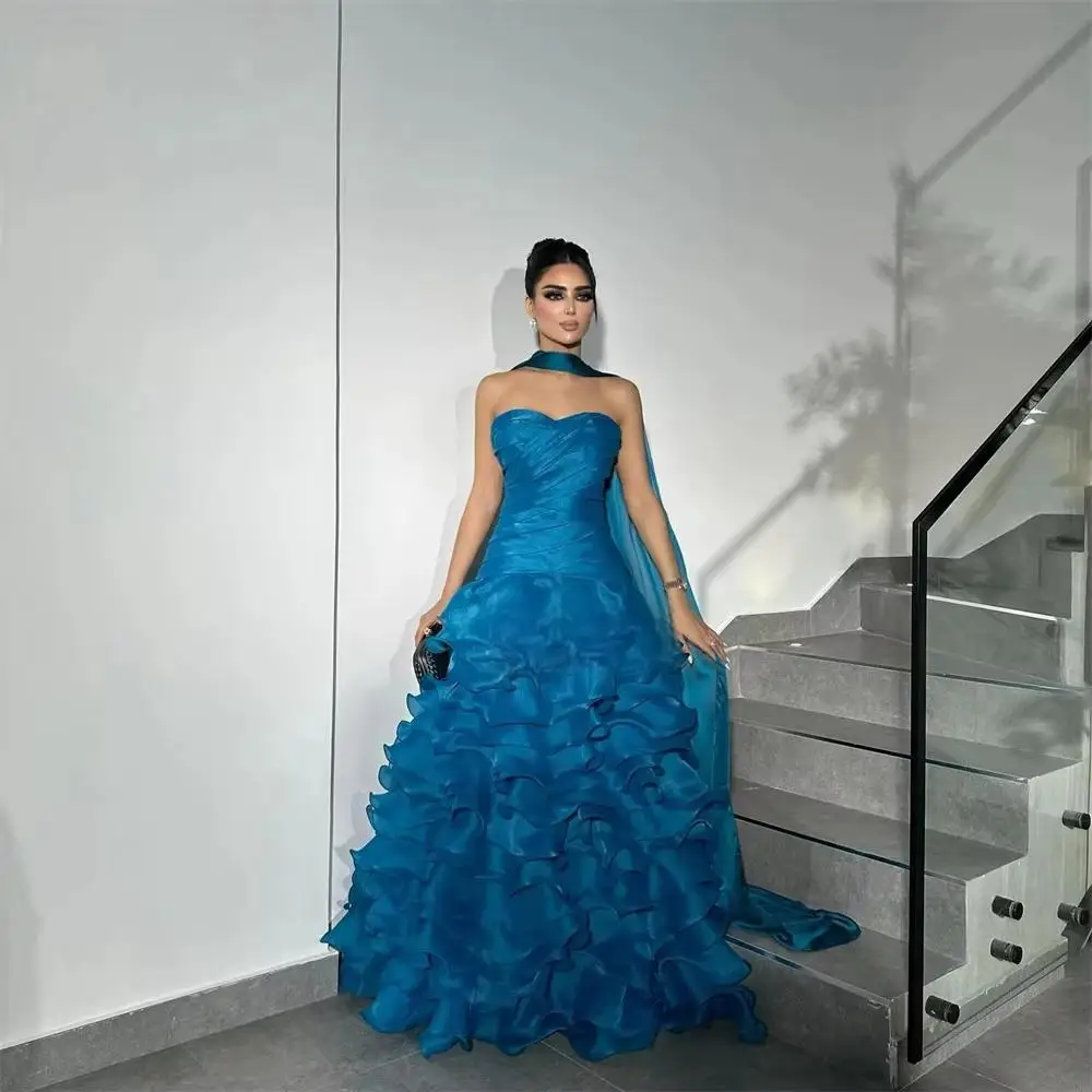 فستان أزرق بدون حمالات للحفلات الراقصة 2025 على شكل قلب بدون أكمام على شكل حرف a مطوي متدرج كشكش بطول الأرض فساتين حفلات الزفاف مخصصة