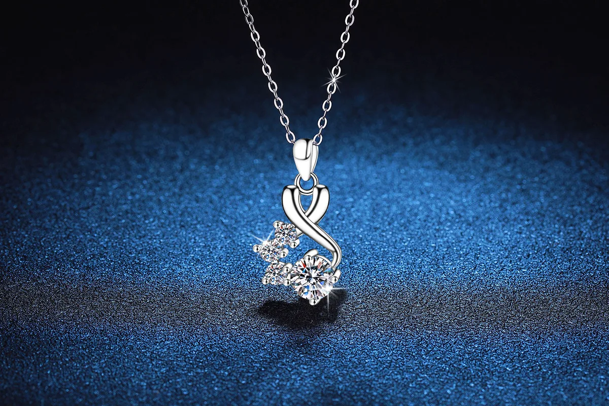 LioraGem Diamond-encrusted “8” Pendant, Luxurious 1-carat Moissanite Necklace Platinum PT950 Stamp Wedding Party Charm Jewelry