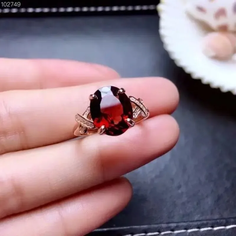 2024 New Vintage Fashion Natural Garnet Rings Inlaid with Female Red Gem Ring Bride Wedding Engagement Party Jewelry Gifts