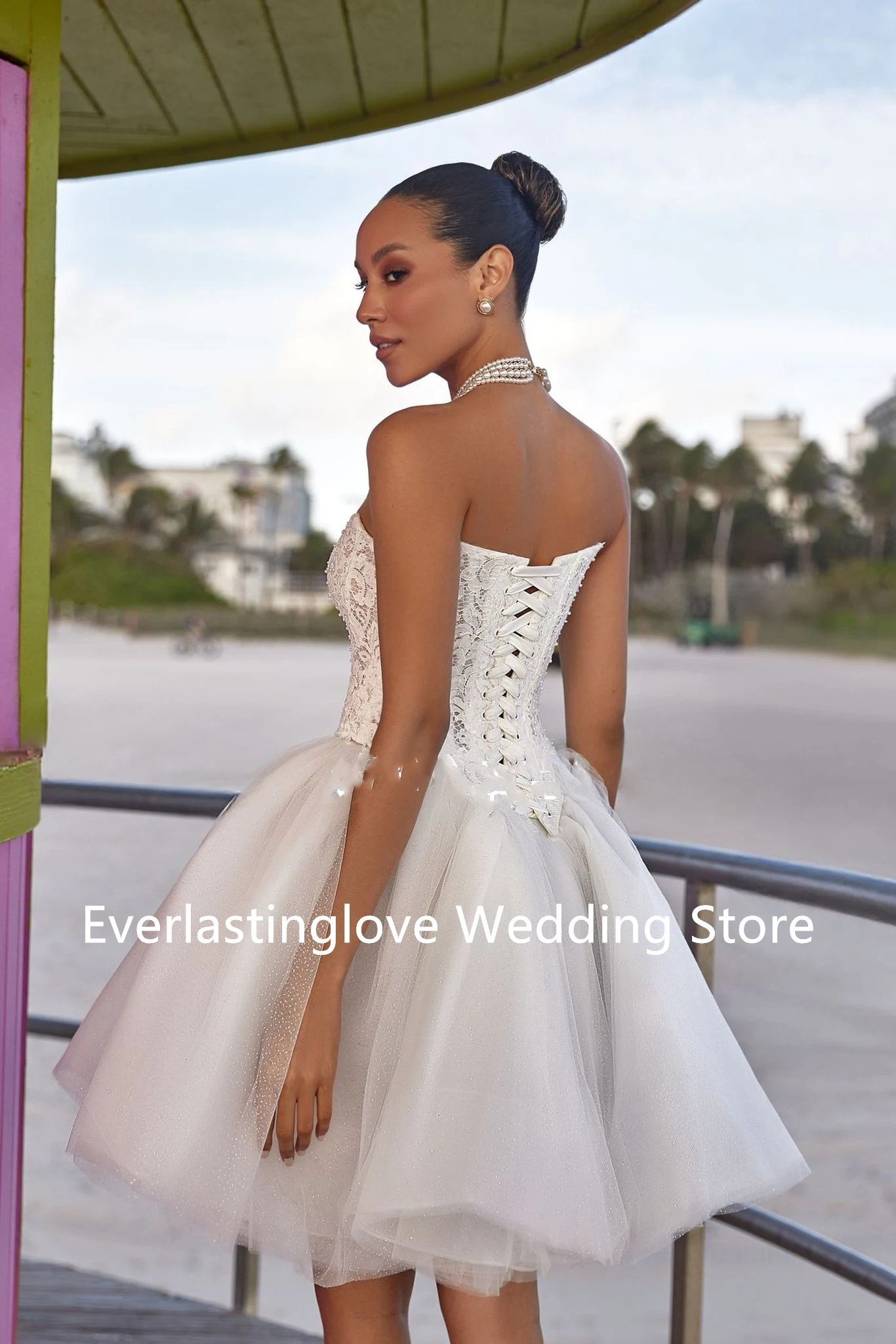 手頃な価格のショートブライダルドレス - レースアップリケ付き光沢のあるチュールスカート、フリルヘム - カジュアルな結婚式に最適