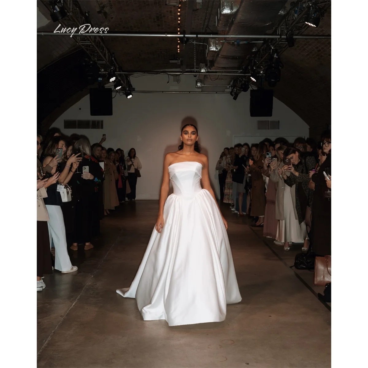 Robe de mariée blanche Lucy, robe de bal, sans bretelles, sans manches, corsage corset, silhouette classique, luxueuse, structurée, longue, sur mesure