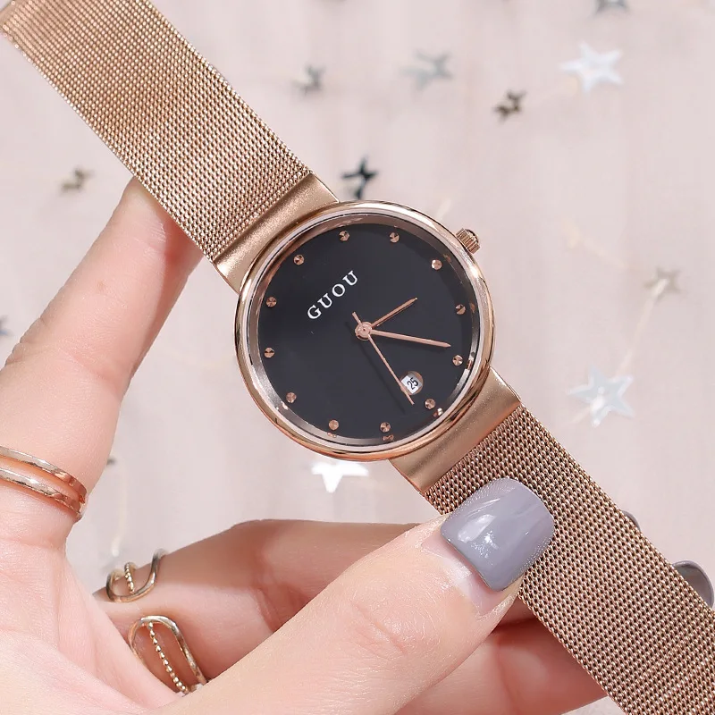 ساعة نسائية جديدة أنيقة وعصرية مع سوار فولاذي مقاوم للصدأ بتصميم بسيط ومينا مرصعة بالألماس. هدية مثالية للنساء.