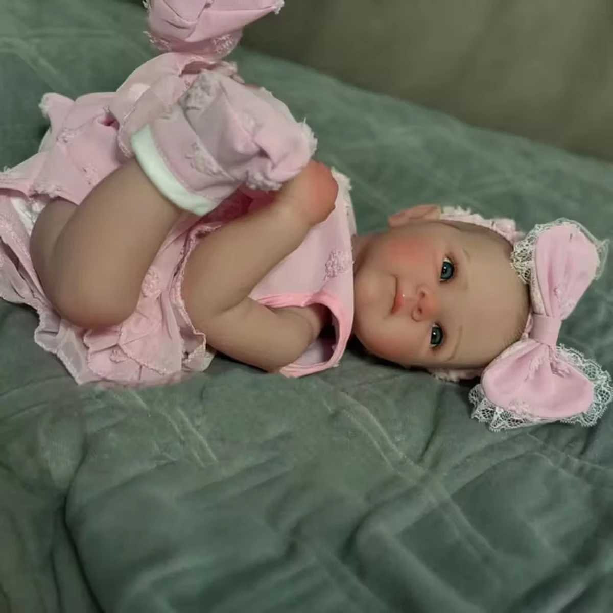조요라 전신 비닐 소녀 환생 인형, 사실적인 얼굴 표정과 눈, 부드러운 핑크 드레스와 리본, 고품질
