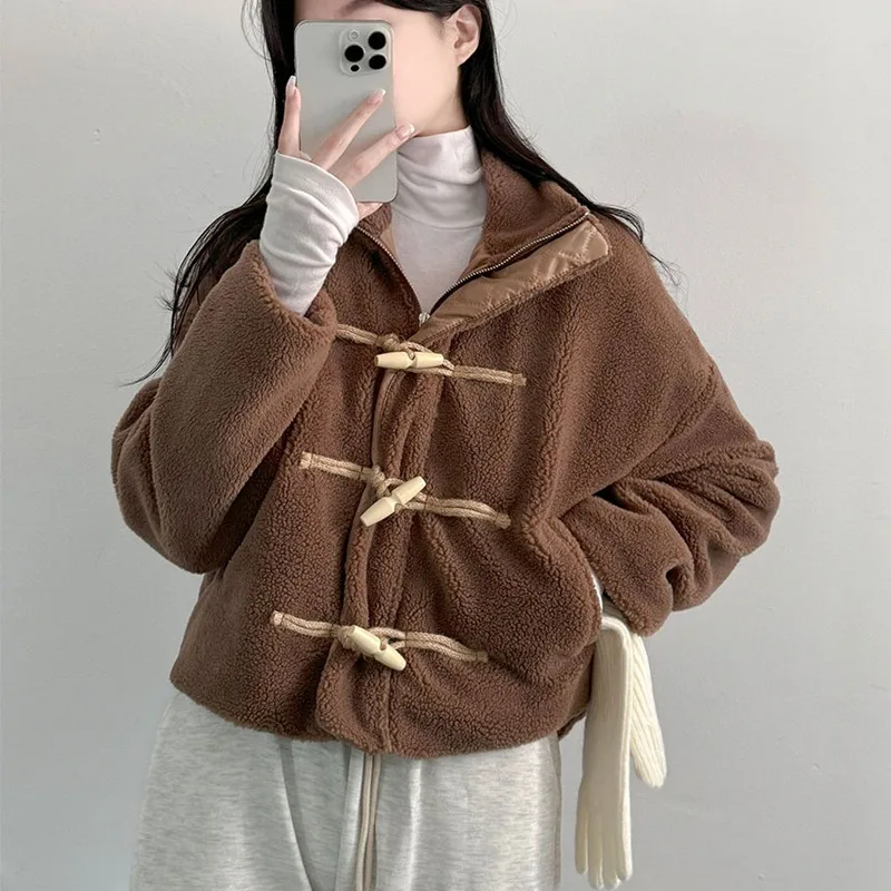 เสื้อโค้ทผู้หญิงแฟชั่นฤดูหนาว แต่งปกขนแกะ บุด้วยผ้าฝ้าย ติดกระดุม อุ่นสบาย ดีไซน์ทันสมัย ใช้งานได้หลากหลาย เหมาะสำหรับใส่ไปทำงาน ทรงเข้ารูป