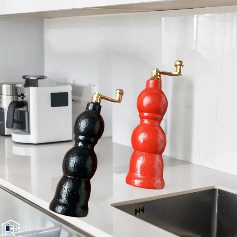 Puppenhaus-Miniaturzubehör: 2 rote und schwarze Mini-Schleifmaschinenmodelle im Maßstab 1:12