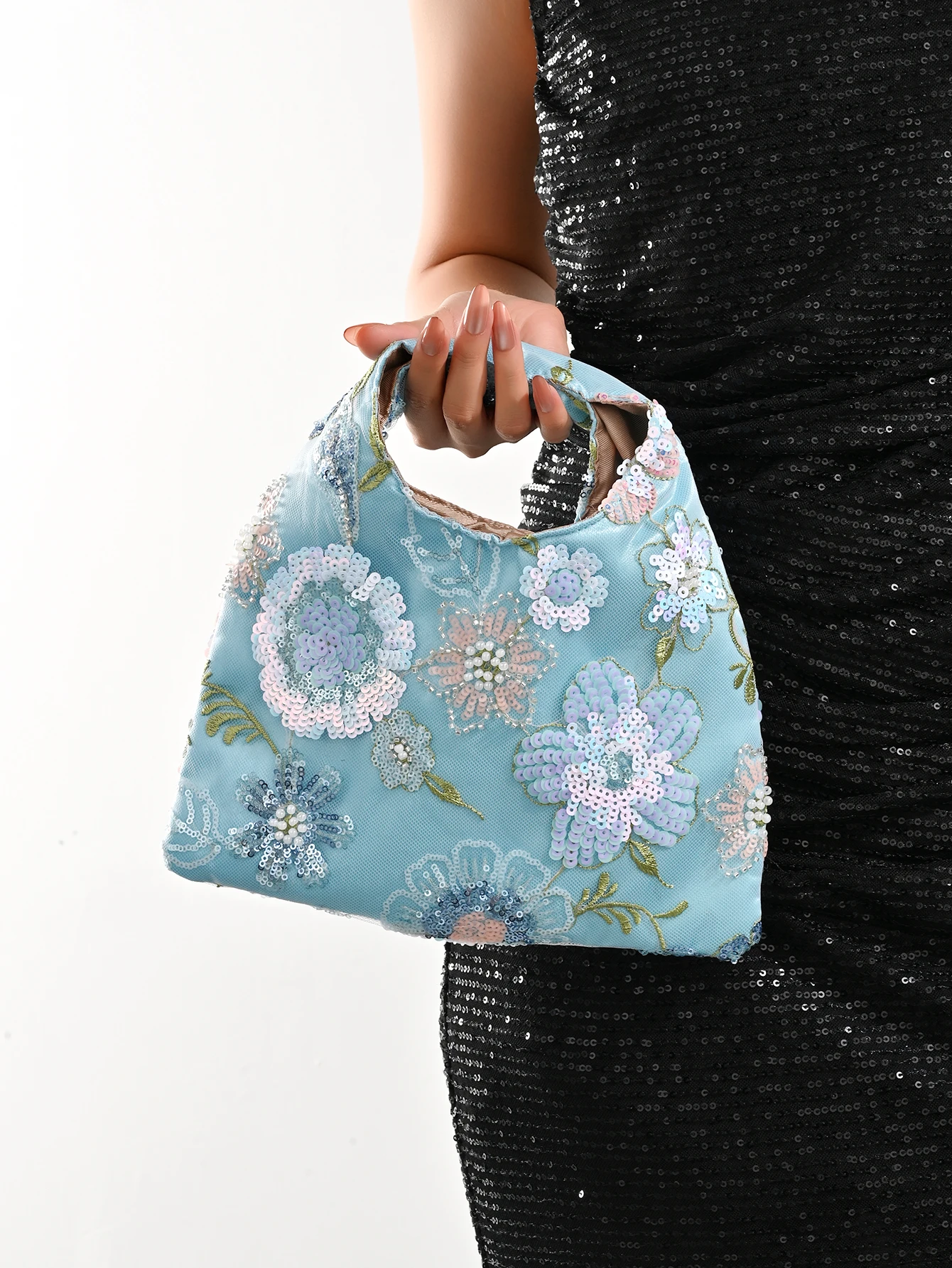 

Вечерняя сумка с блестками. Изысканно изготовленная вечерняя сумка с нестандартной случайной вышивкой пайетками и случайными цветочными мотивами.