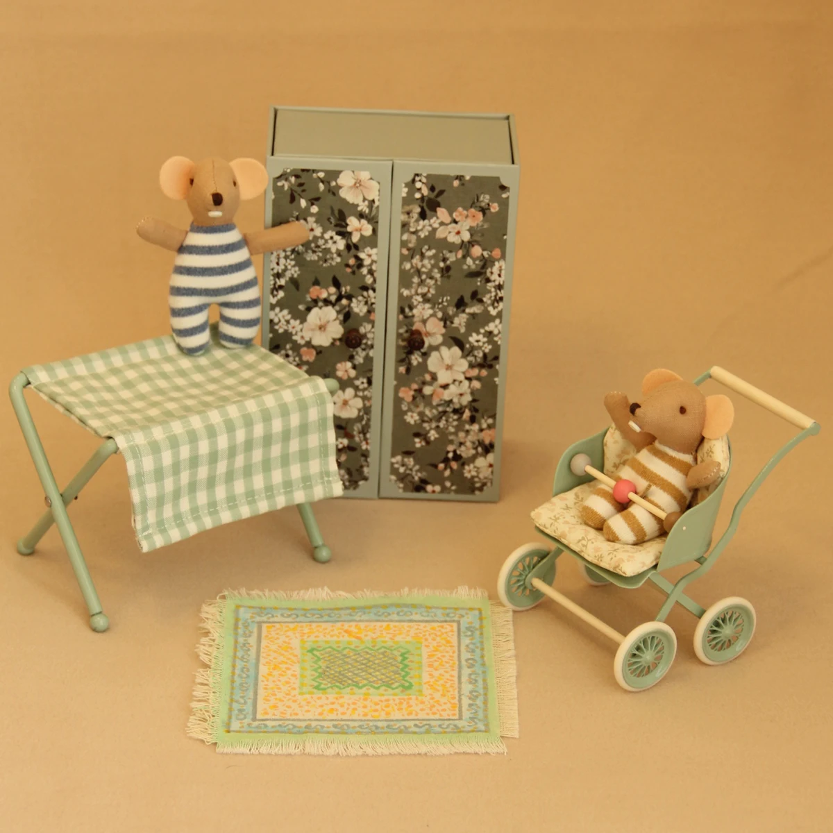 1:12 Miniature Simulation Furniture Baby Stroller in Lotus Pink and Light Green, Suitable for Dollhouse Home Decor