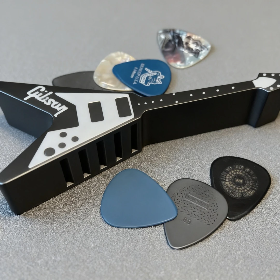 عبوة واحدة من حامل اختيار الجيتار مع 10 فتحات، ملحق جيتار عصري وعصري يحل مشكلة الالتقاط في المكان الأخطاء أو فقدانهم. صندوق تخزين اختيار الجيتار، الهدية المثالية لعازفي الجيتار، متوفر بلونين #4