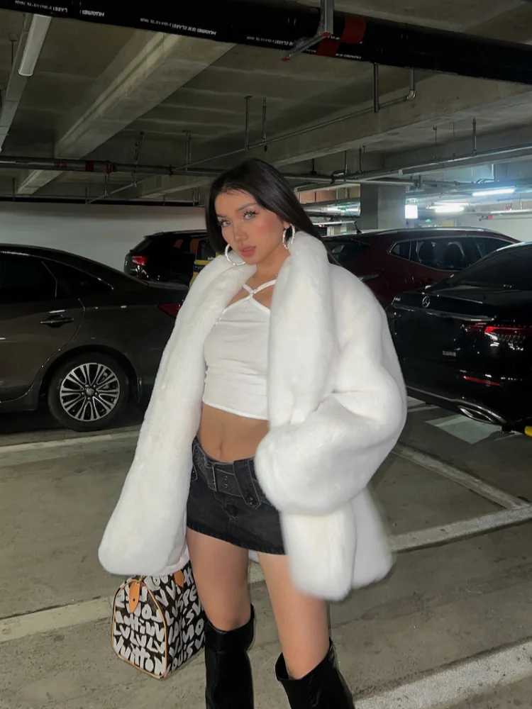 플러피 라펠 칼라 오버사이즈 여성 인조 모피 코트 패션 솔리드 풀 슬리브 루즈 숏 재킷 2025 신상 겨울 하이 스트리트웨어