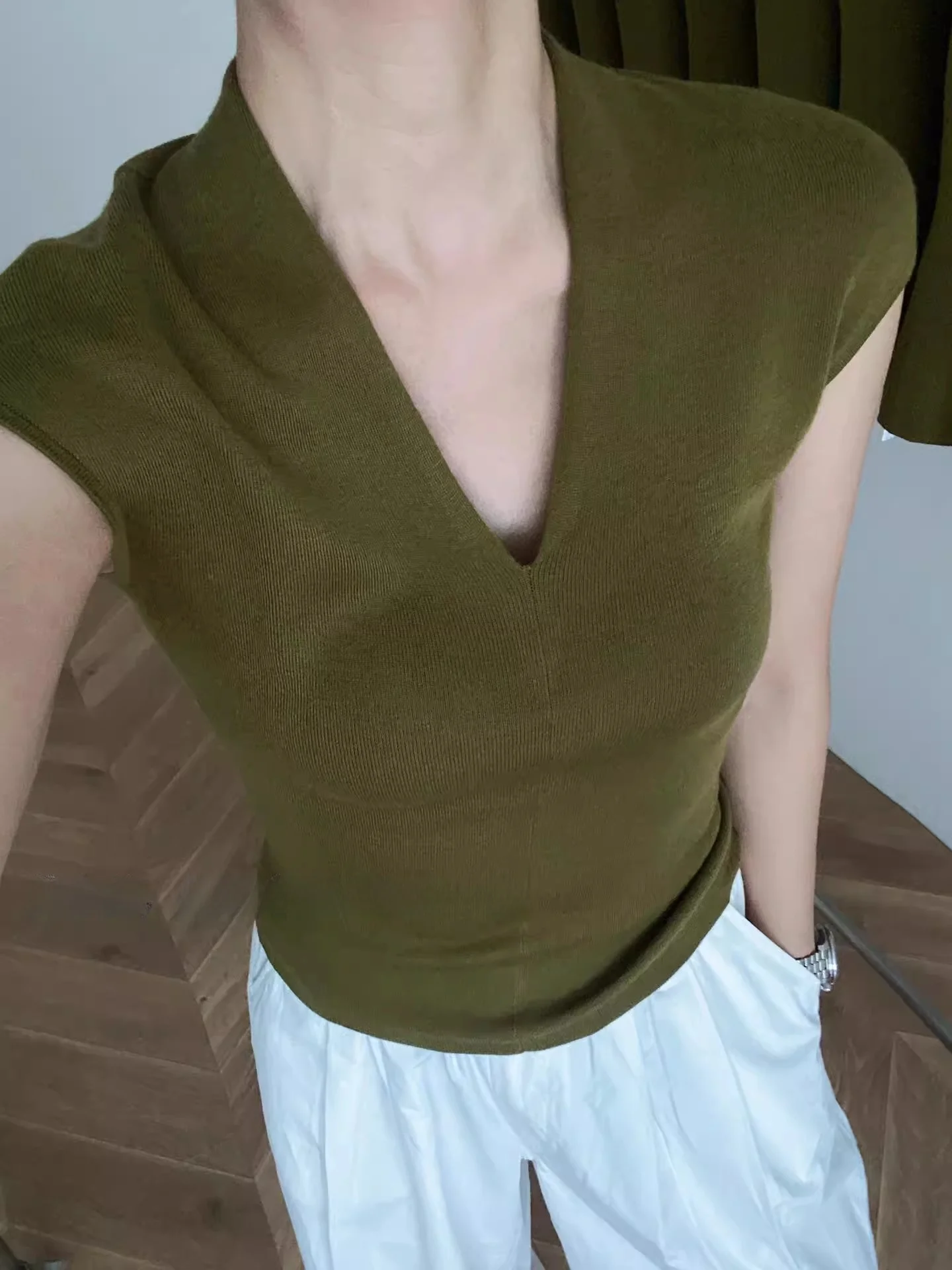 슬림핏 브이넥 여성 여름 패션 기본 티셔츠 어깨 디자인 한국 스타일 출퇴근 심플 캐주얼