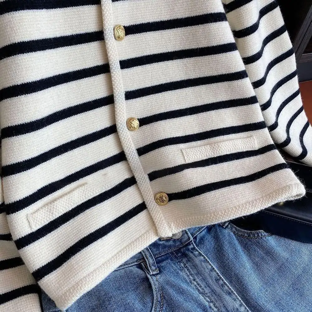 2023 White Black Striped Knitted Sweater Korean Fashion Sweater Cardigan Women Winter Short Cardigan Long Sleeve Knitwear