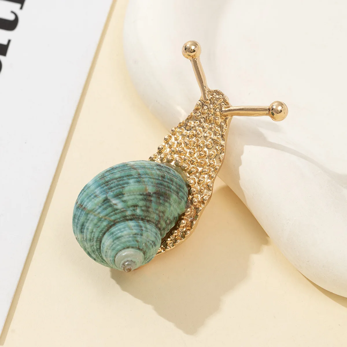 Chapado en plata antigua y aleación de oro, broche con incrustaciones de caracol natural, se puede utilizar como colganteH0051