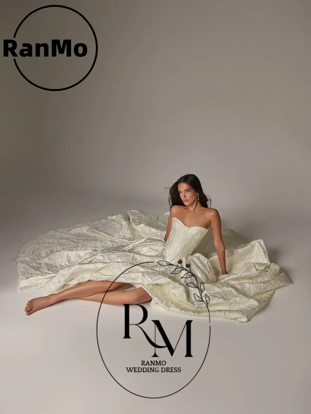 ชุดแต่งงาน Ranmo Sweetheart 2026 ทรงเอไลน์ ผ้าแจ็คการ์ดซาติน ชายกระโปรงยาวแบบกวาดพื้น แขนกุด ดีไซน์หรูหรา  ชุดเจ้าสาวแบบสั่งตัด