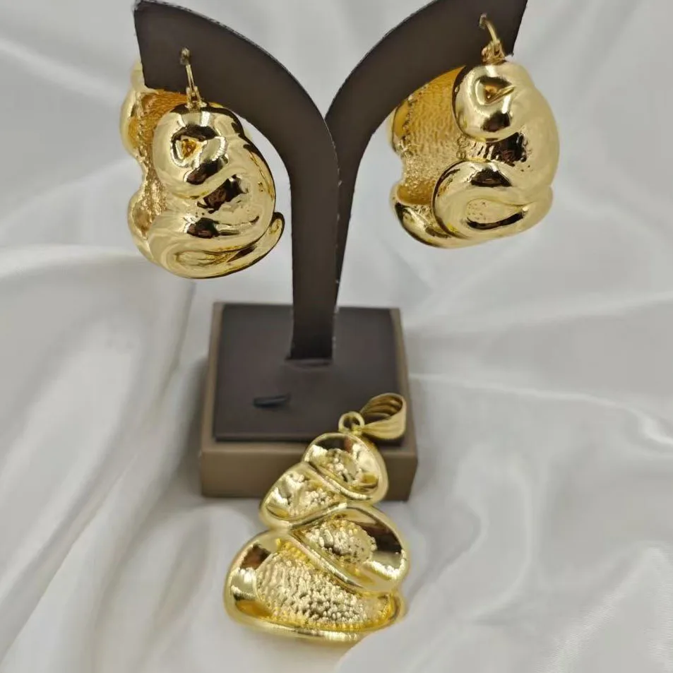 Luxuriöses Zwei-Schmuckset, 5A-Qualität, modisch, intricat geschnitzt, hohle Ohrringe, Halskette, High-End-Design, Valentinstagsgeschenk
