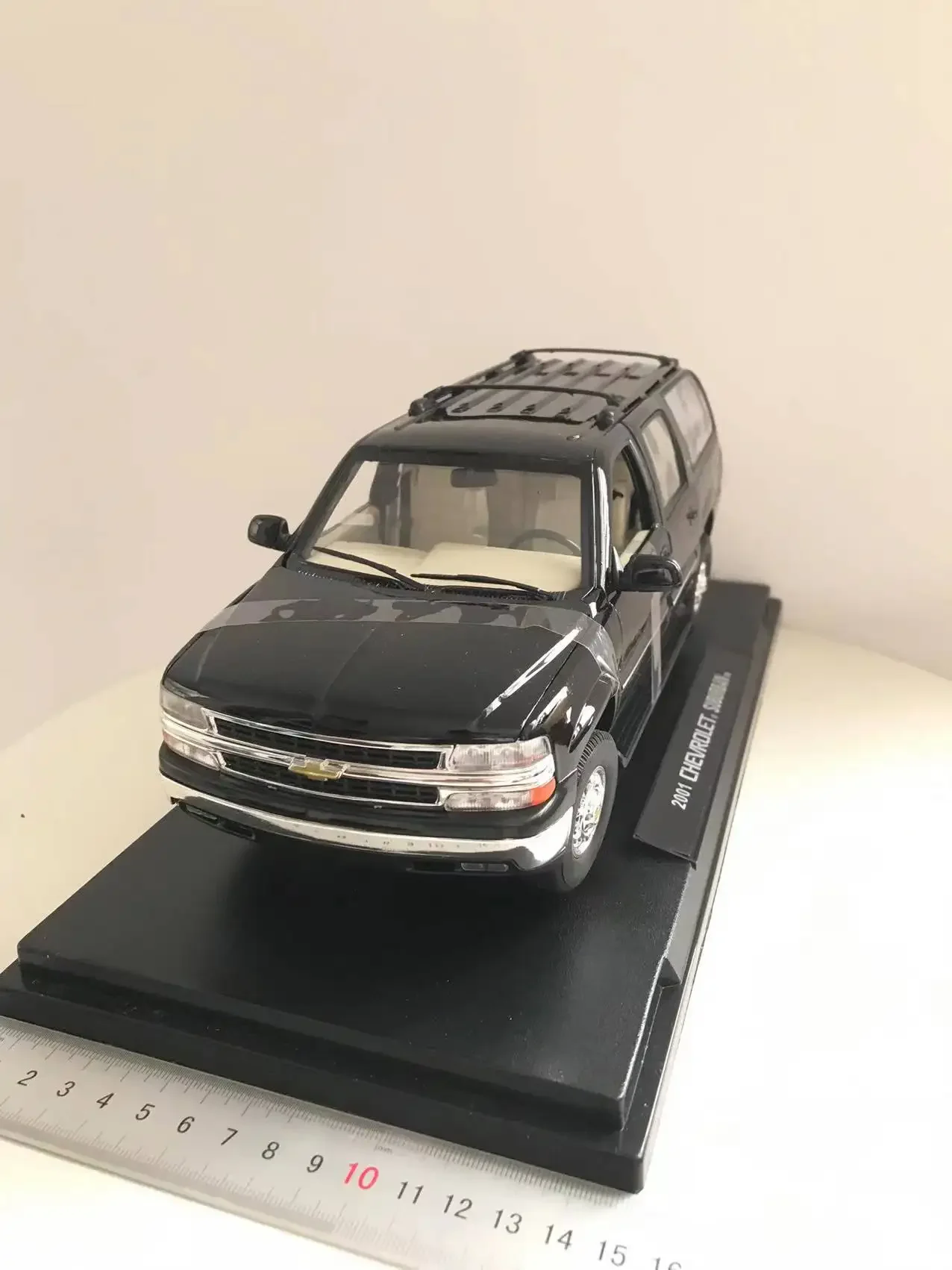 Rare 1:18 Scale 2001 Chevrolet Suburban Alloy Car Model With Minor Paint Defects