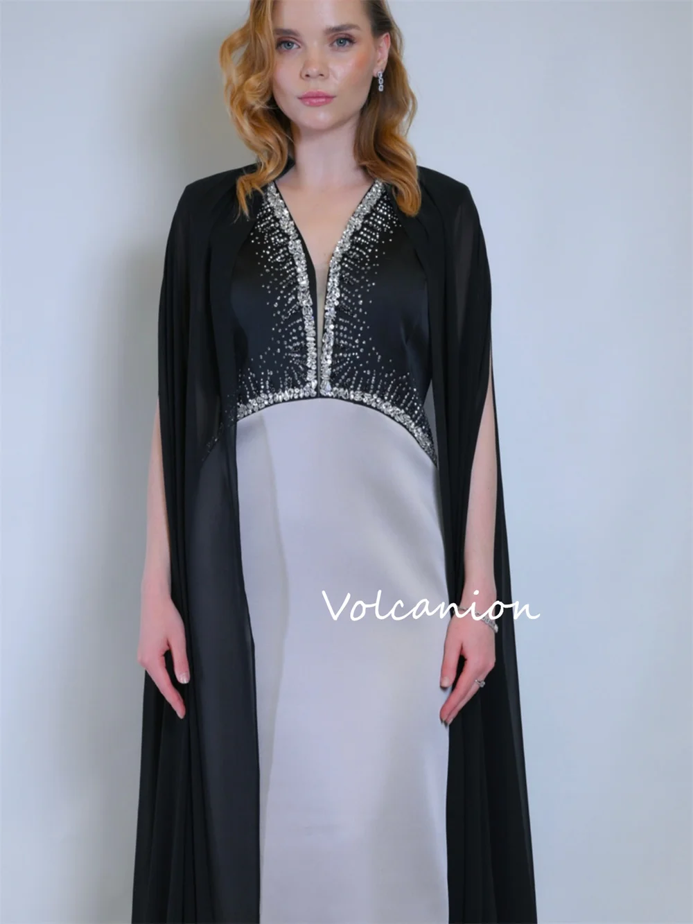 Maßgeschneiderte einfache Charmeuse-Falten-Pailletten, gerade, V-Ausschnitt, lange Kleider, maßgeschneiderte Anlässe, Party, formelle Mode