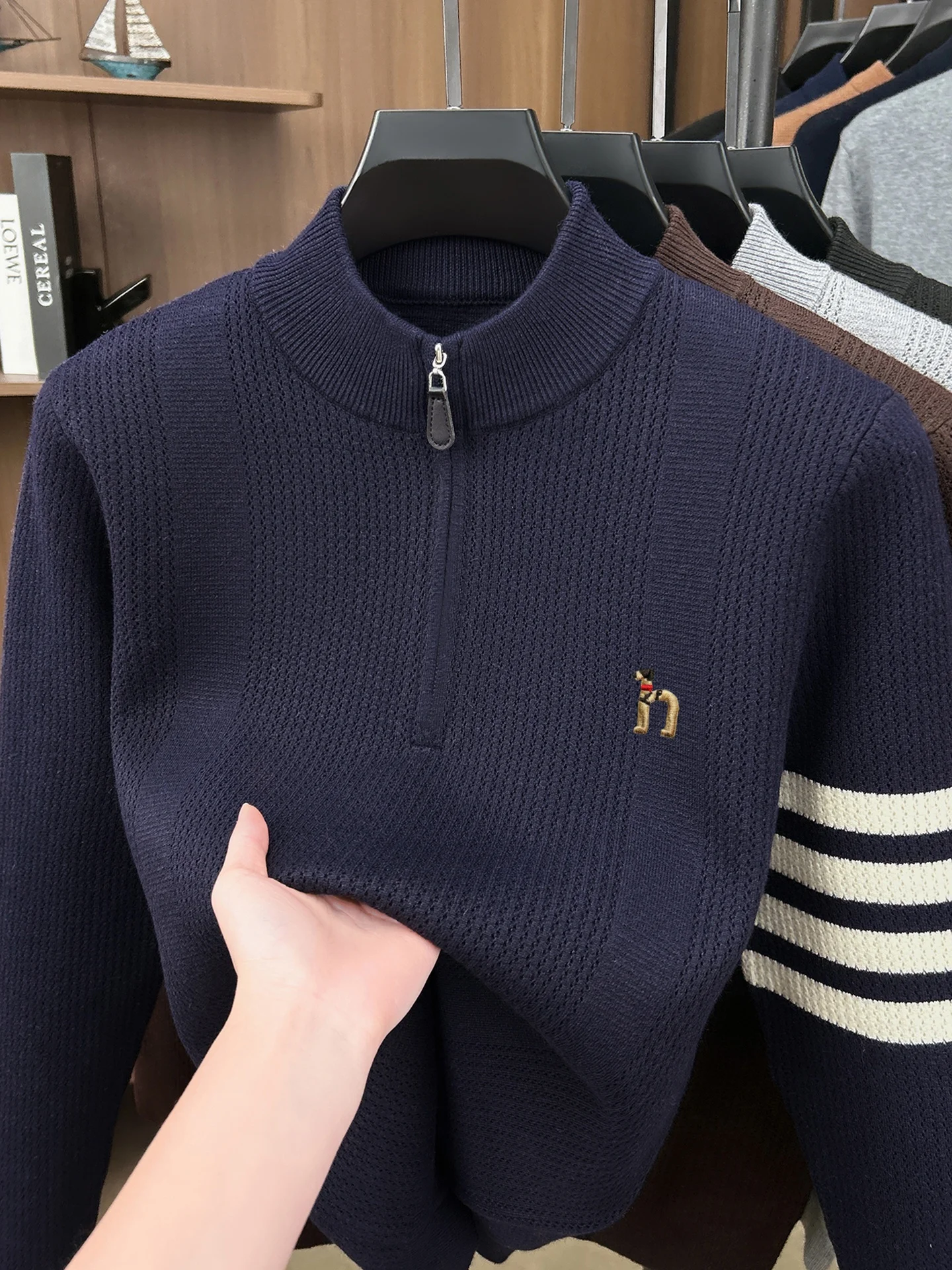 Hochwertiger Pullover mit halbem Reißverschlusskragen für Herren Herbstneuheit klassisches gestreiftes Design exquisite Welpen-Stickerei gestrickter Pullover. – Detail 5