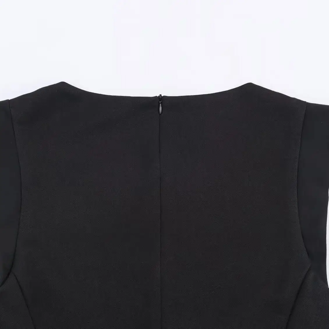 จั๊มสูทแขนกุดทรงสี่เหลี่ยม ดีไซน์เก๋ไก๋ ติดกระดุม รุ่นใหม่ประจำฤดูหนาวปี 2025 จาก DiYiG WOMAN