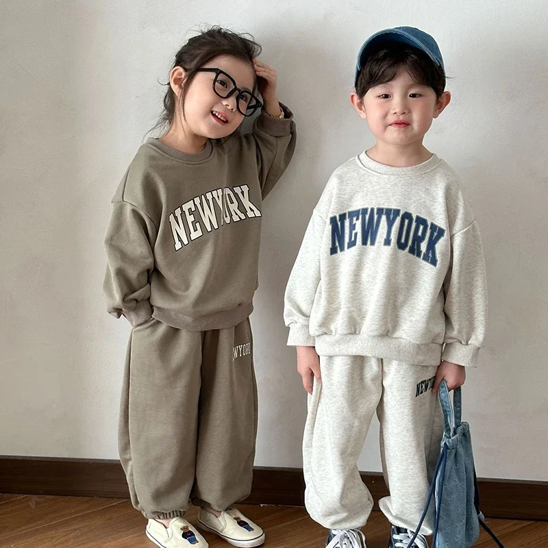 

Новинка 2023 года, осенний комплект детской одежды, хлопковый пуловер с длинными рукавами и принтом, топы + штаны, спортивный костюм для маленьких мальчиков и девочек от 1 до 8 лет