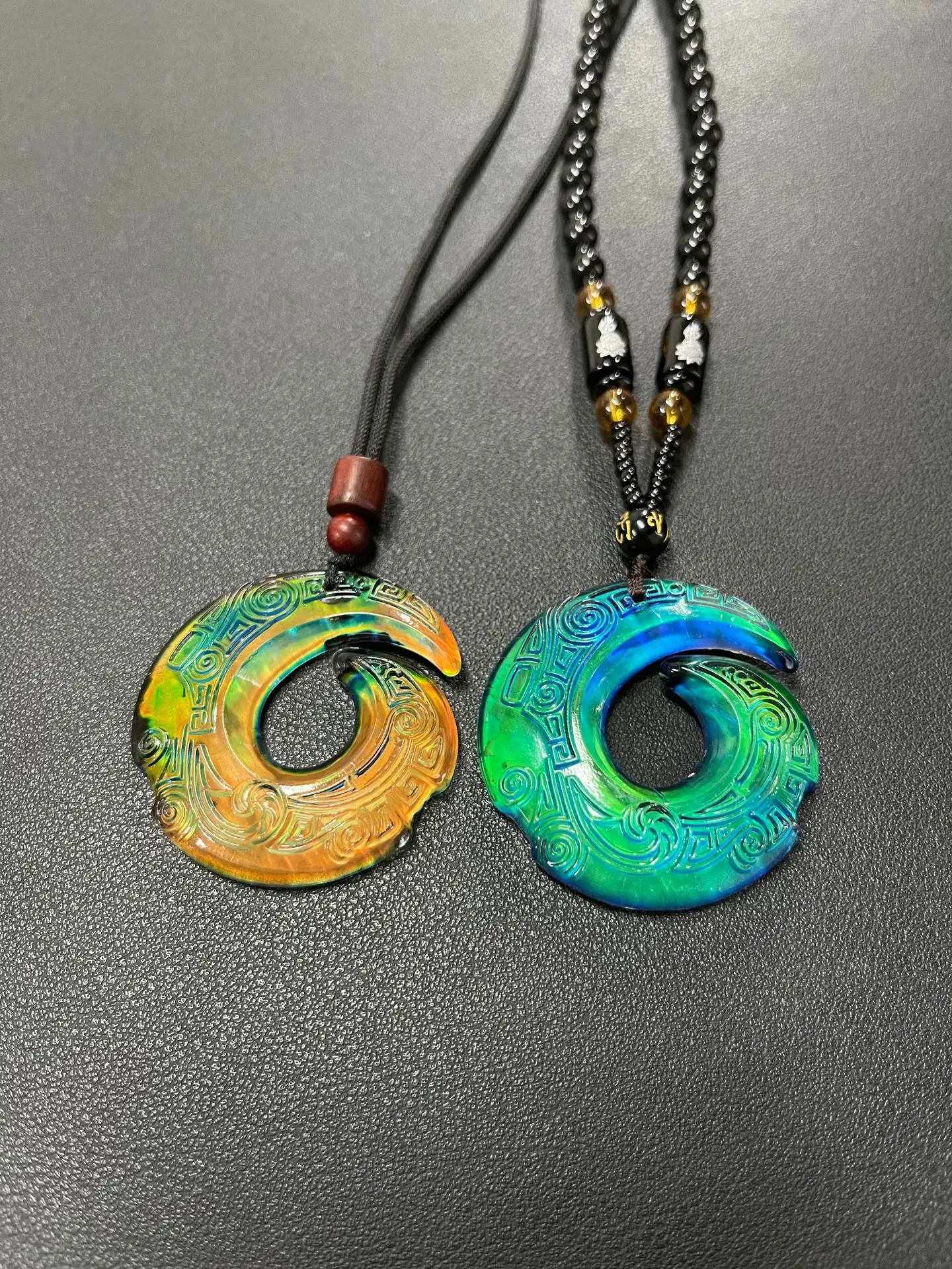 From time to time, the temperature changes color can change with body temperature. Glass necklace pendant pendant for men and wo