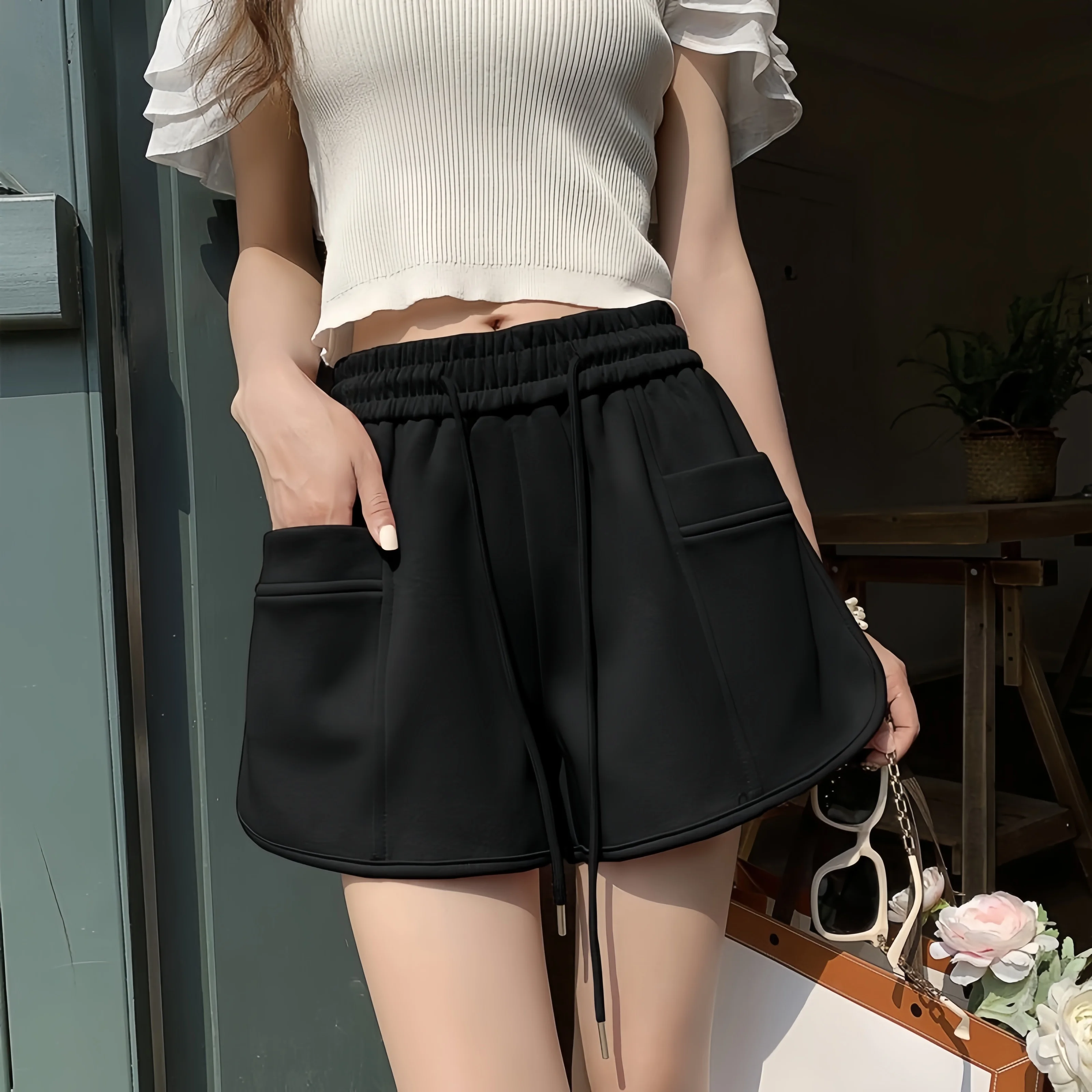 Lässige Sportshorts für Damen, elastischer Bund, vielseitige Kordelzug, lockere Passform, figurbetonte A-Linien-Shorts mit weitem Bein. – Detail 1