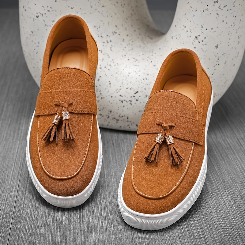 Spring and Autumn New Men Loafers Anti Suede Solid Color Round Toe Comfortable and Simple Tassel Casual Shoes