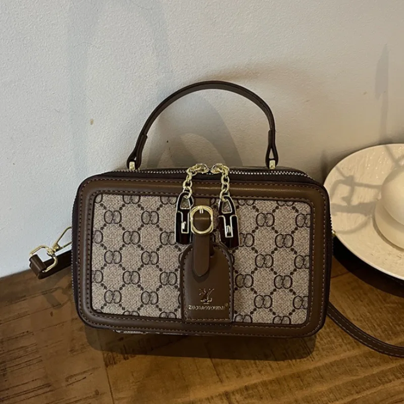 

Classic style box bag with vintage printed design, versatile handbag suitable for both carrying and slinging across the shoulder