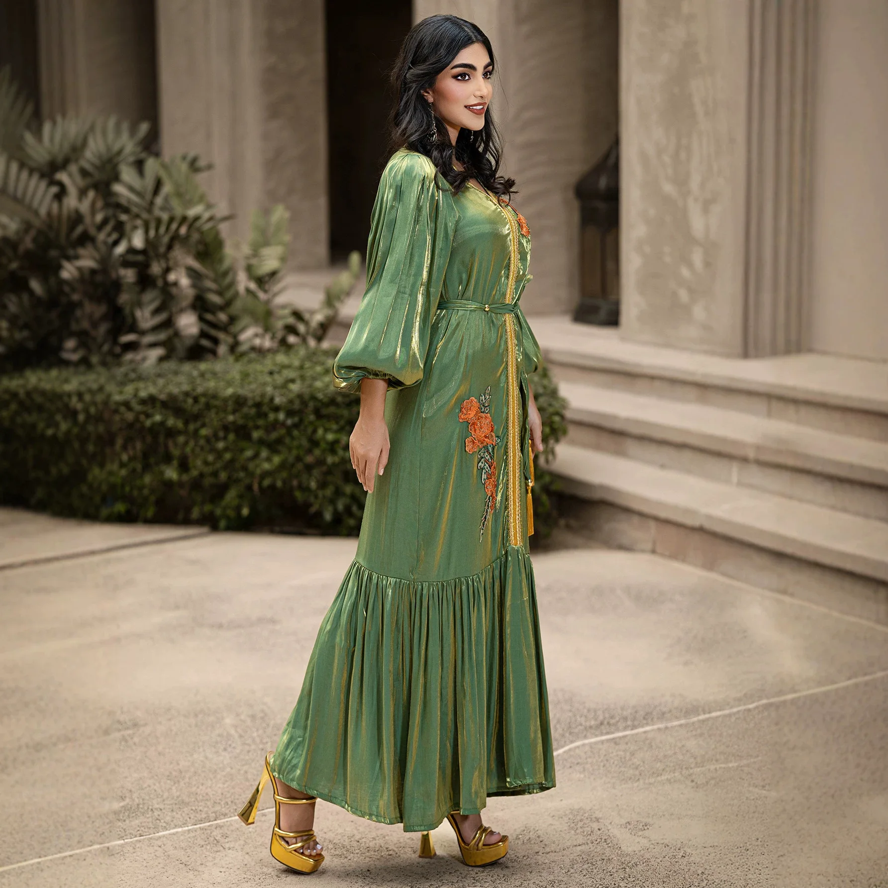 

Fashion Green Shiny Muslim Abaya Dress with Floral Embroidery and Belt Dubai Maxi Robe for Women Moroccan Femme Prom Party Gown