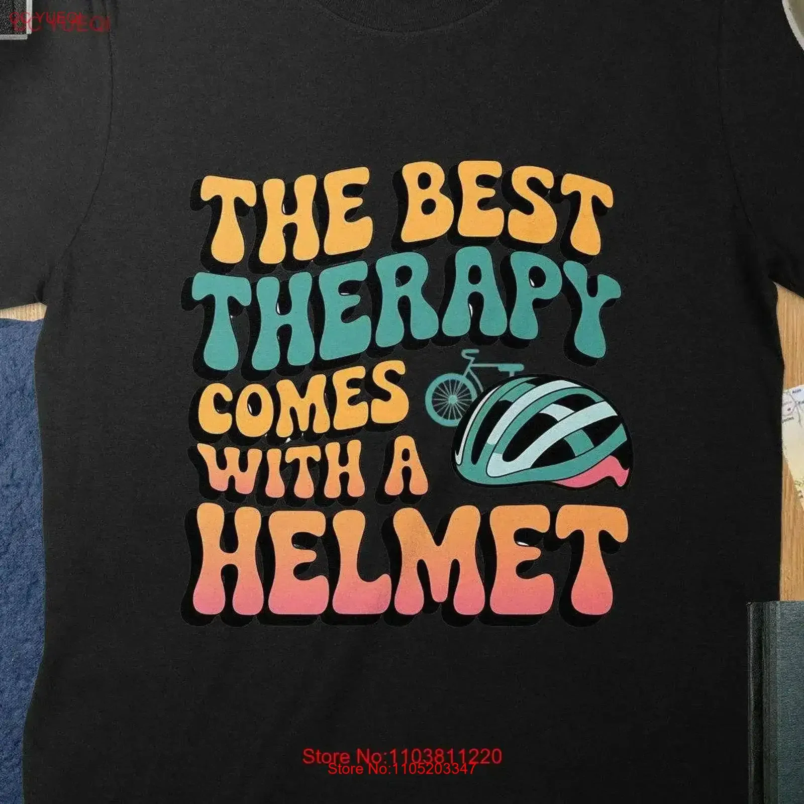 Camiseta de ciclismo La mejor terapia viene con un casco Ciclismo motivacional Diversión Bicicleta Mujer para ciclista vintage Lavado Unisex