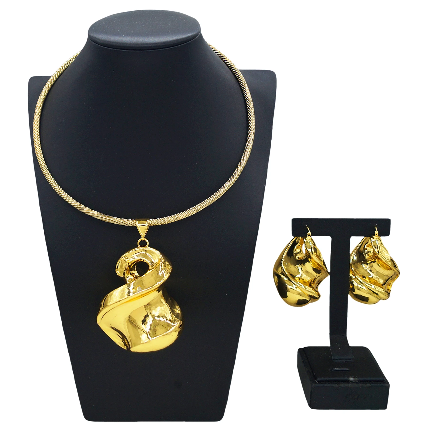 A two-piece set of high-end, exquisite craftsmanship, fashionable, classic and versatile gold-plated ladies' date jewelry