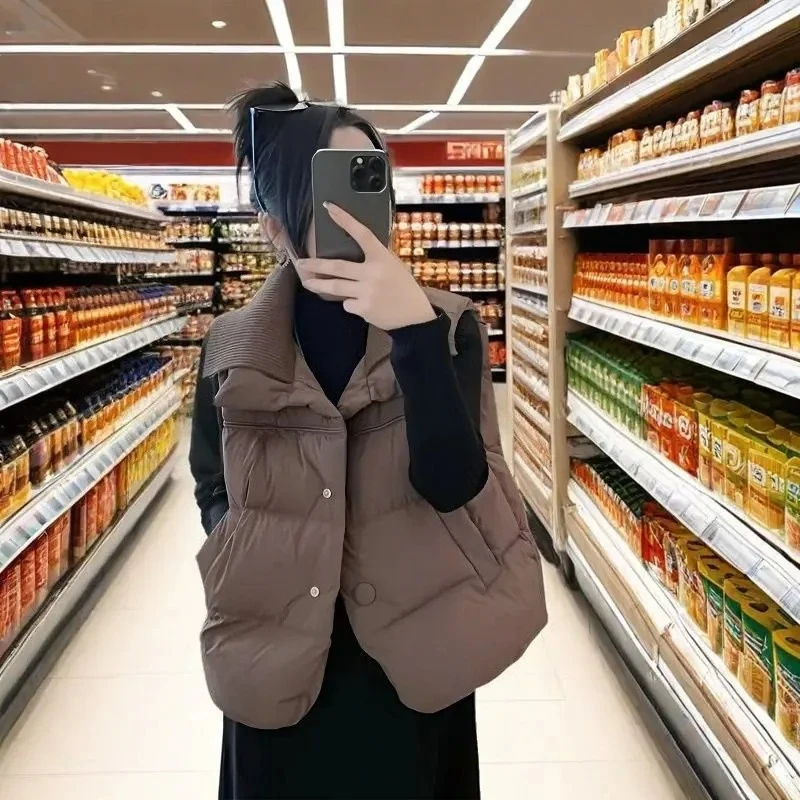 

Высококачественный жилет на белом утином пуху для женщин, новинка зимы 2025 года, вязаная повседневная верхняя одежда с расклешенными лацканами