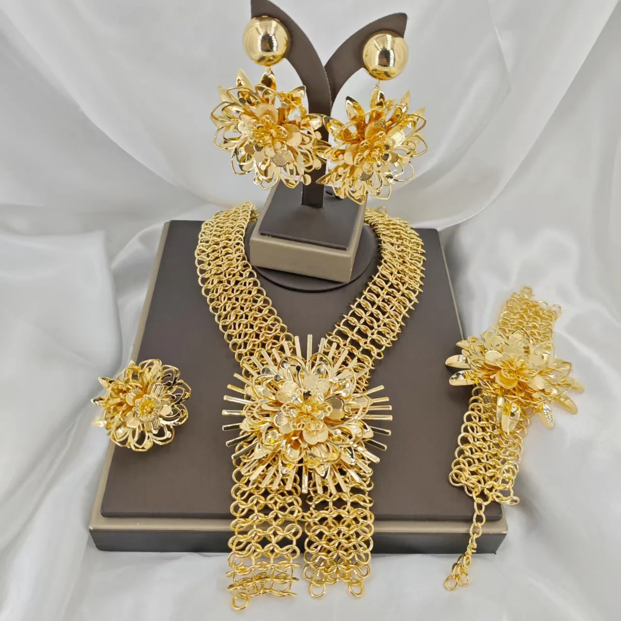 

Stunning Big Chain Huge Flower Shape Light Weight Jewelry Set Trendy Gold Plated Necklace Bracelet Earrings Ring 4PC Jewellery