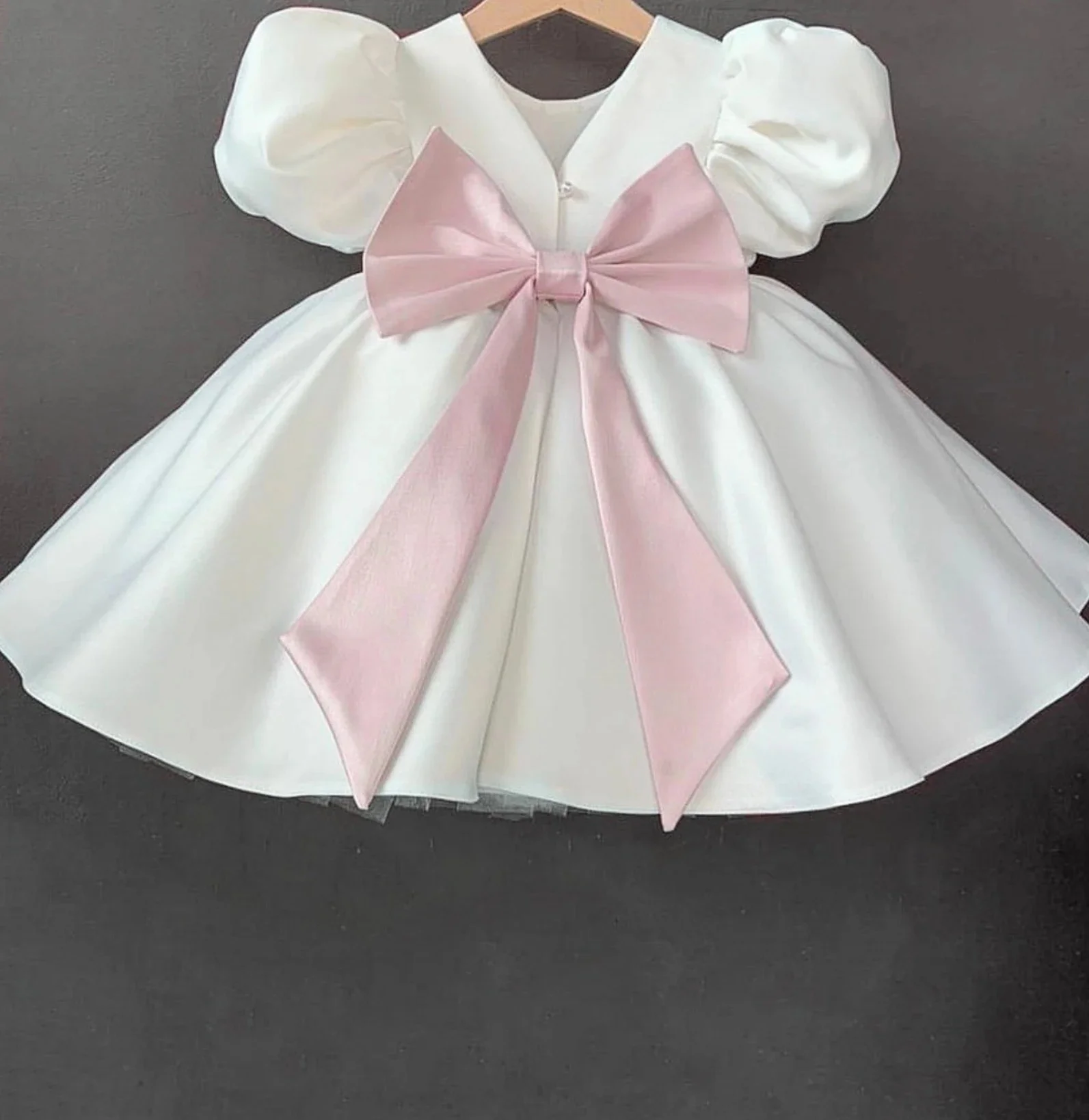 Maßgeschneidertes süßes Blumenmädchenkleid für Hochzeiten, knielang aus Satin mit Schleife, Kleid für kleine Mädchen zum Geburtstag, Fotoshooting, Erstkommunion. – Detail 1