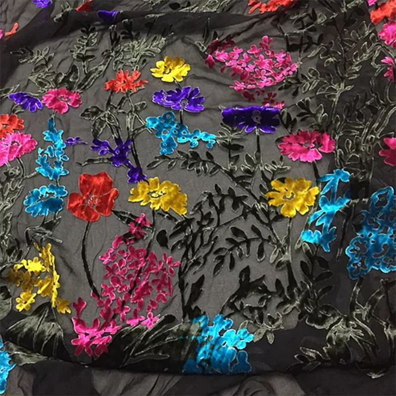 1 meter 100% zijden voering van moerbeizijde, zijden fluweel, zwart met kleurrijke bloemenprint, 112 cm breed, per meter verkocht, XL465.