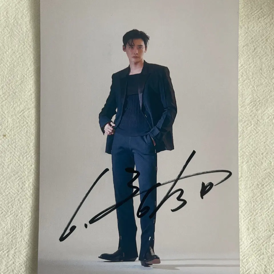 

Jong-suk Lee Signature Photo Hand Signed Photo