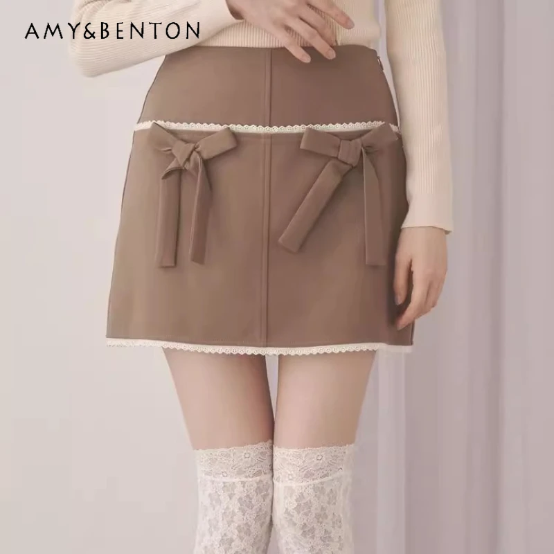 กระโปรงทรงเอ ดีไซน์ญี่ปุ่น สไตล์สาวหวานแบบฝรั่งเศส แต่งโบว์ใหญ่ ผ้าลูกไม้ มีกระเป๋า  สำหรับผู้หญิง  คอลเลคชั่นฤดูใบไม้ร่วง 2025  ใหม่  น่ารัก  ใช้งานได้หลากหลาย  กระโปรงสั้น  สำหรับสุภาพสตรี