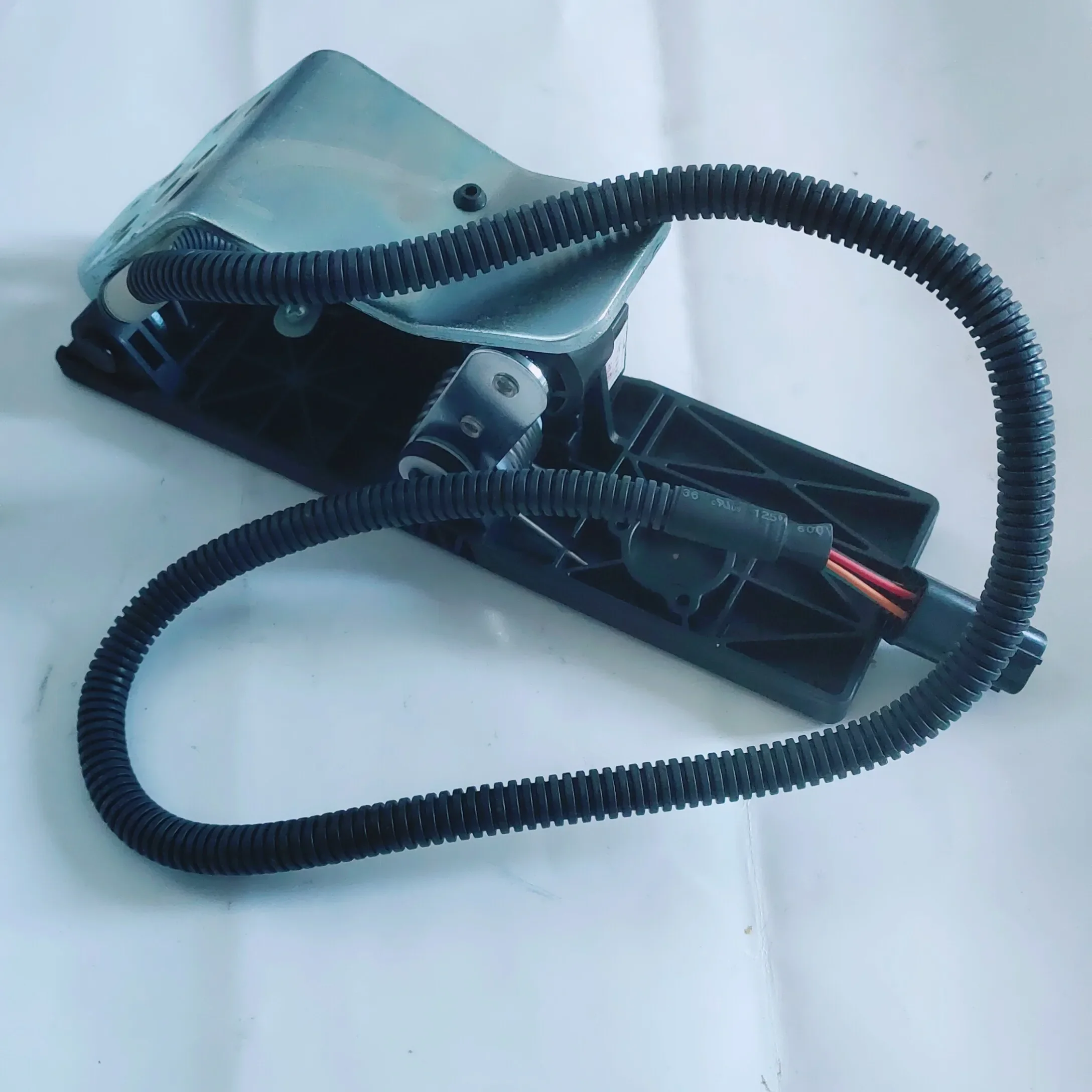 Limited Offer 1J2L00-3823800 Electronic Accelerator Pedal Heavy Duty Truck 4102 4105 4108 EFI