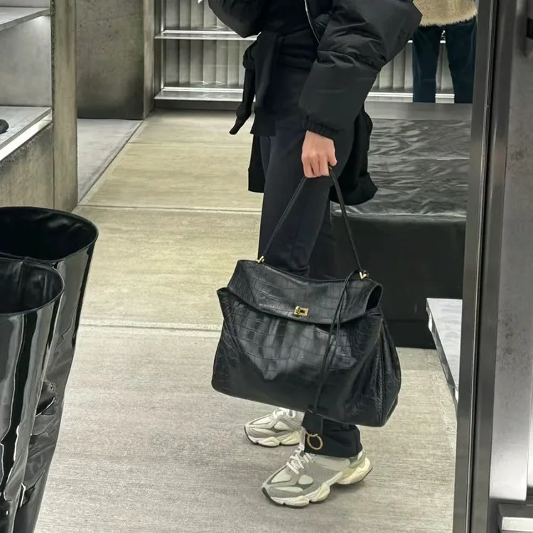 2024 Spring/Summer New Collection Black Large Tote Bag, Hand-held Shoulder Commuter Bag, Lock Clasp Underarm Bag. Women Handbags